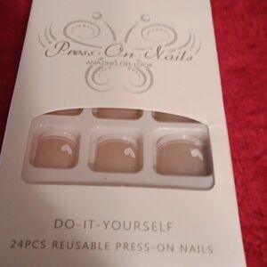 PRESS ON NAILS. 24 peice, false, french tip toenails.